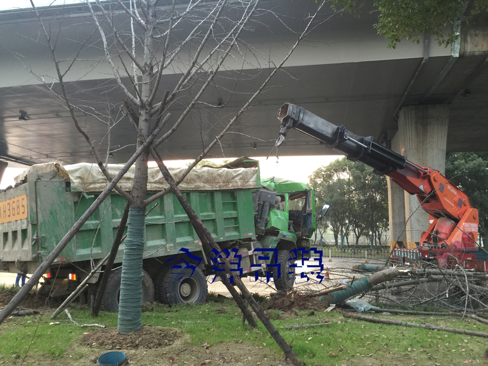 武漢設備吊裝公司趕上大雨天怎么辦？